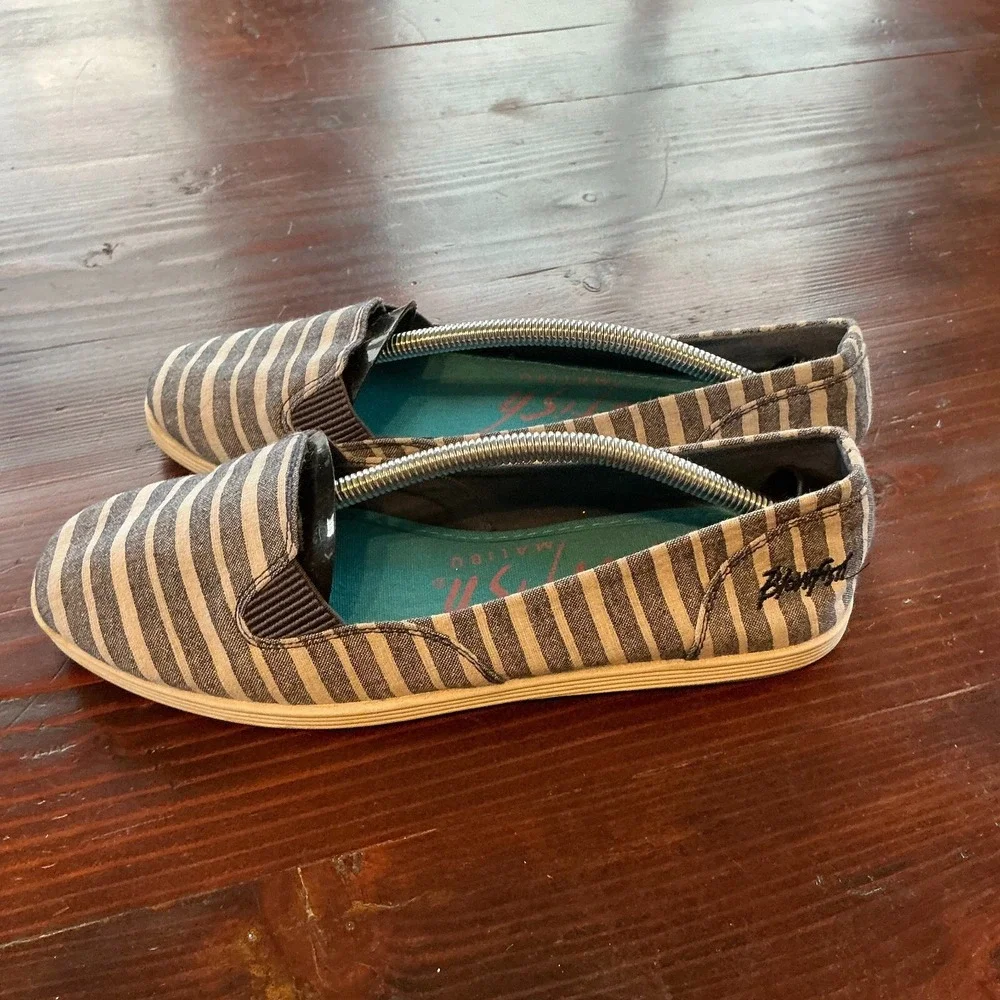 Blowfish Gillie Flat Shoes Womens Size 8‎ Gray White Striped Round Toe Slip On